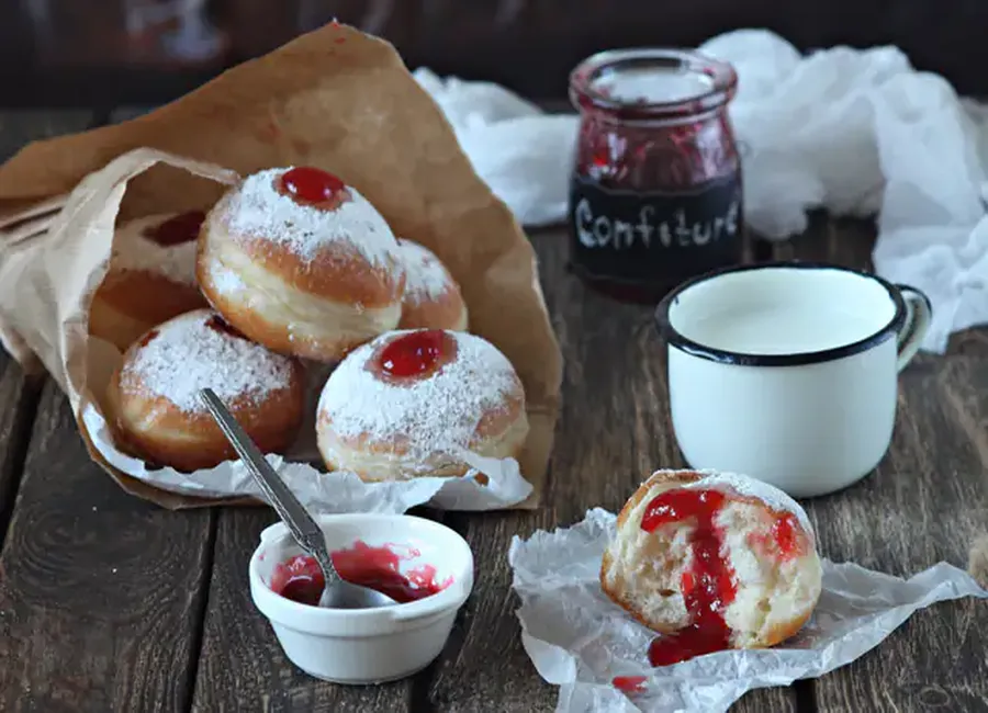 Beignets fourrés à la confiture de fraises