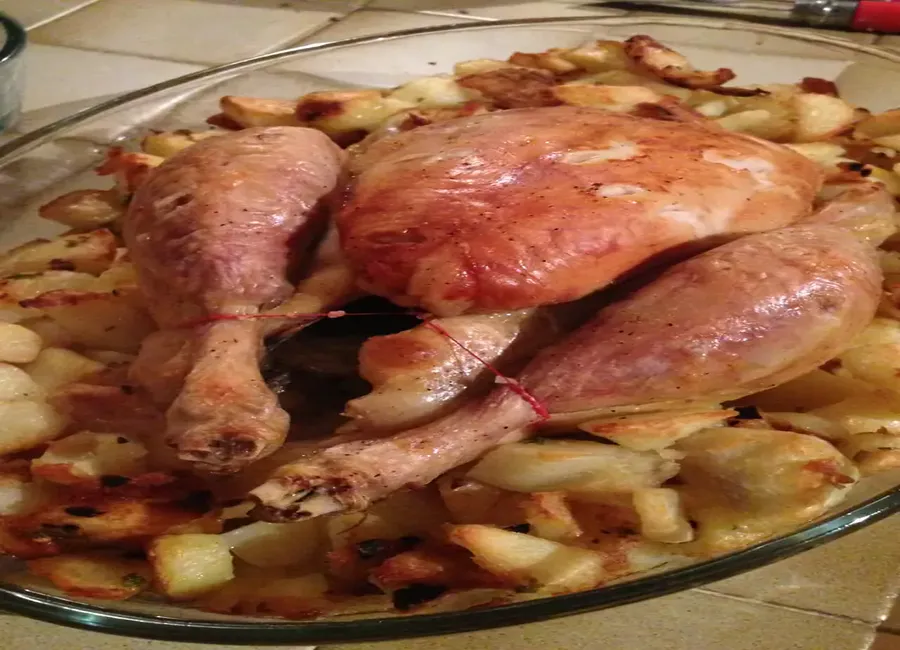Poulet rôti et pommes de terre fondantes au four