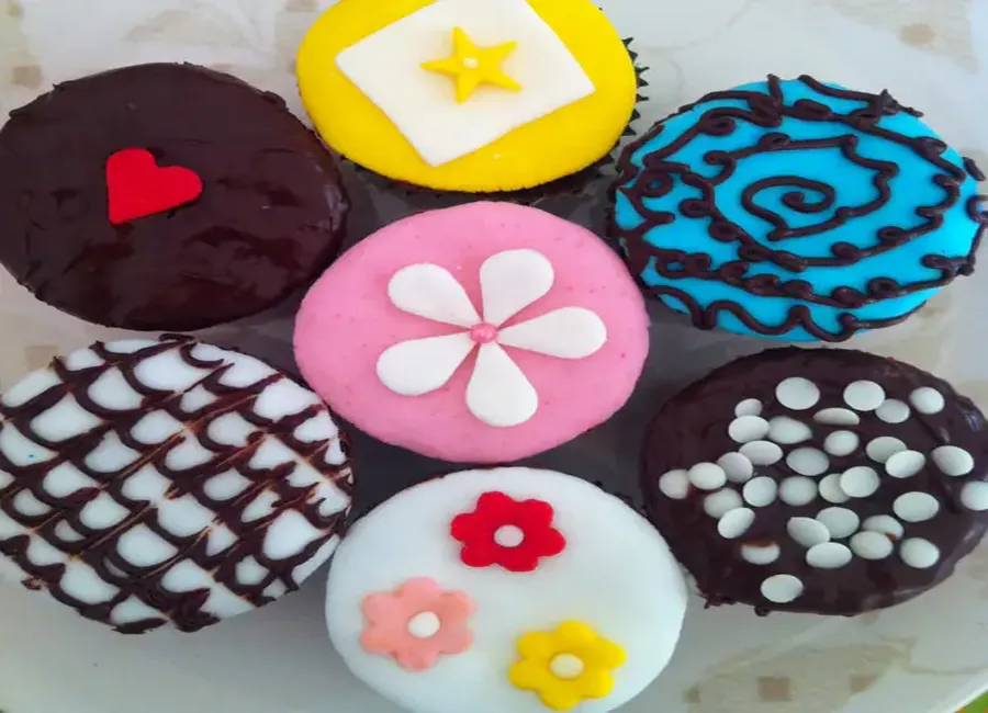 Cupcakes chocolat et glaçage coloré