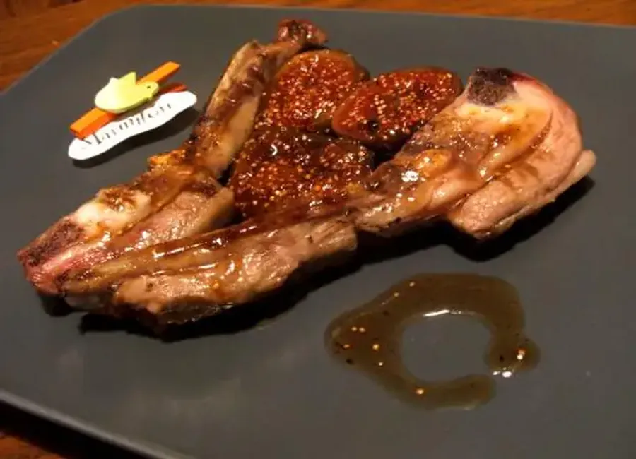 Côtelettes d'agneau aux figues et au miel