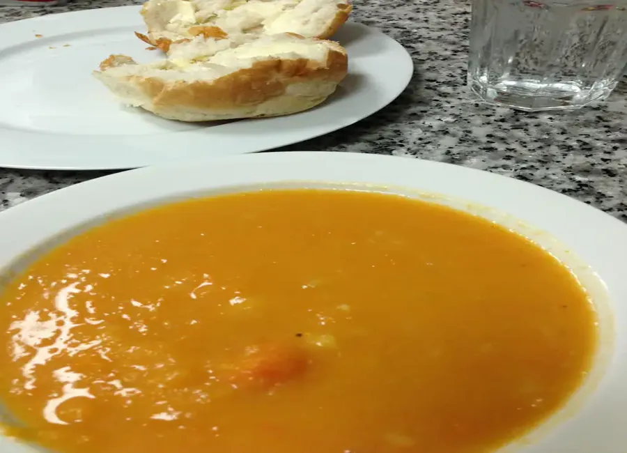 Soupe au potiron, tomates et carottes