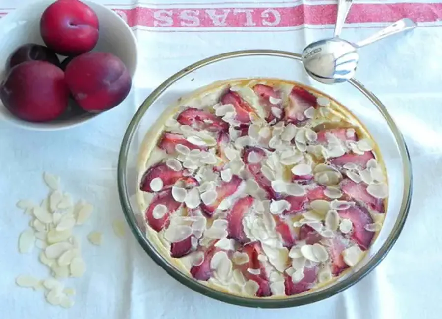 Clafoutis aux prunes, à la vanille et aux amandes