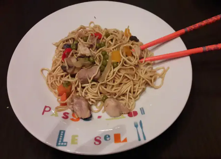 Porc sauté aux nouilles chinoises, cuisson au wok
