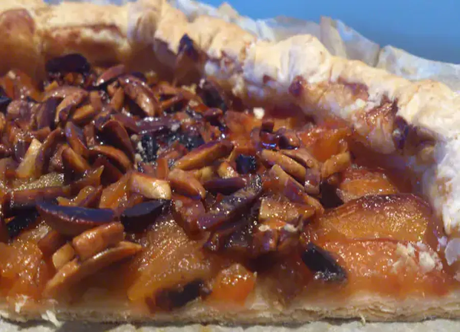 Tarte fine aux pêches et abricots, glace vanille au éclats de caramel
