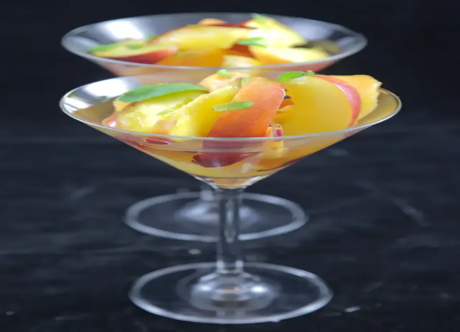 Salade de pêches et nectarines au gingembre et à la menthe