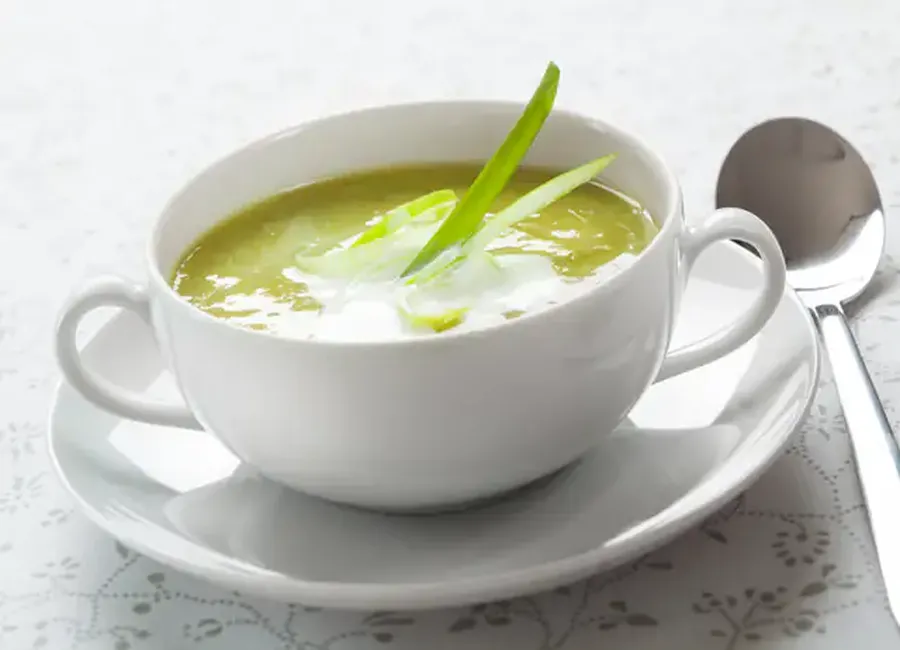 La soupe de poireaux au citron et curry doux