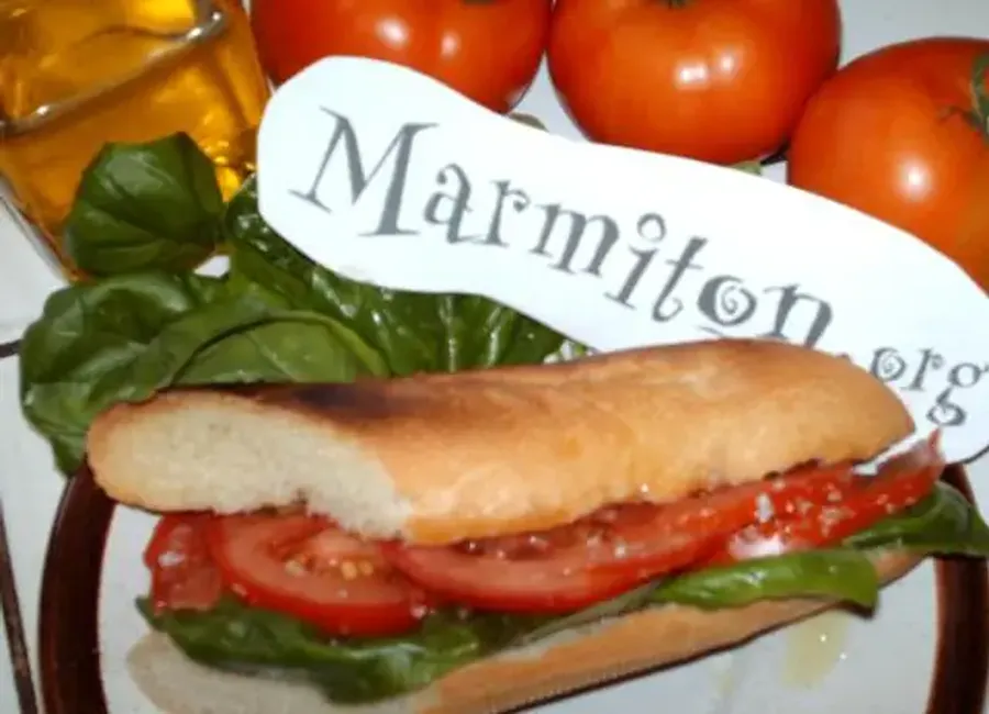 Sandwich à la tomate et au basilic