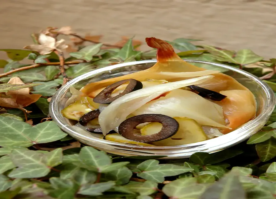 Oignons cuits aux cornichons