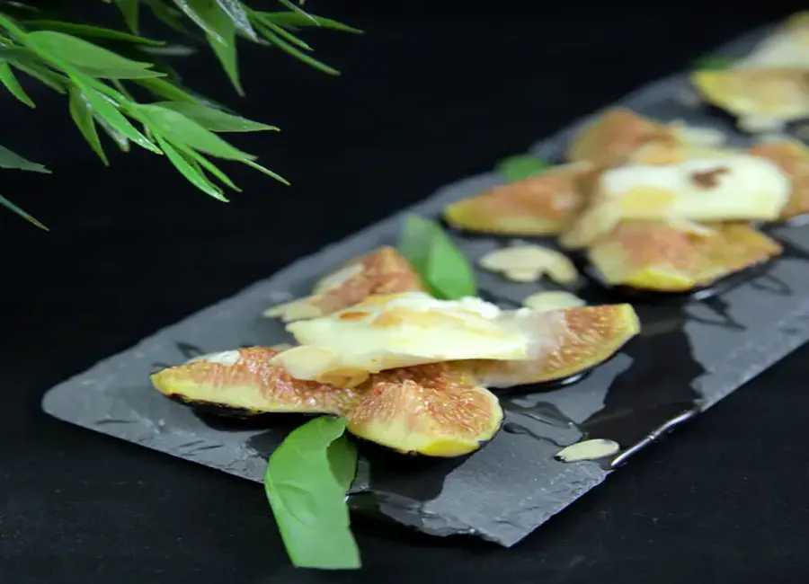 Figues au fromage de chèvre et au miel