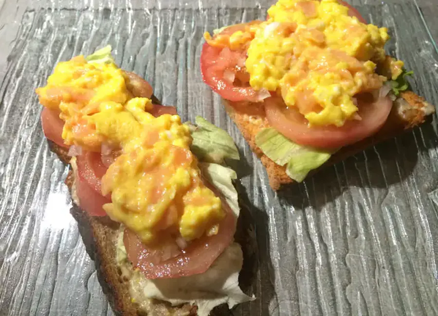 Tartine oeuf brouillé et saumon