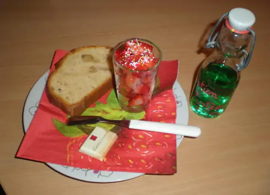 Fraises au sirop de basilic en verrine