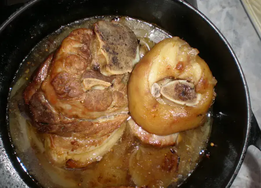 Jarret de porc à l'ail et aux échalotes