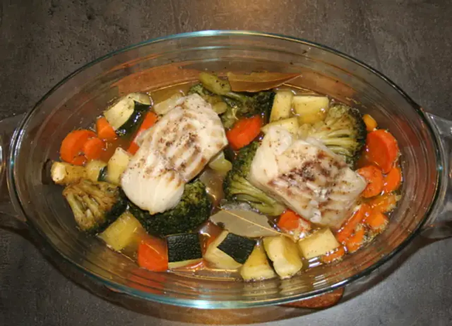 Poisson et légumes au four