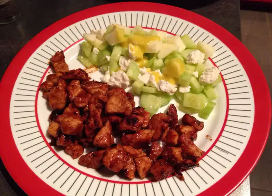 Dés de poulet au miel et son tartare de concombre-pommes-chèvre