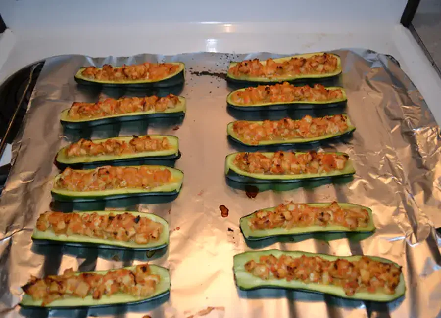 Courgettes farcies au poulet et au camembert