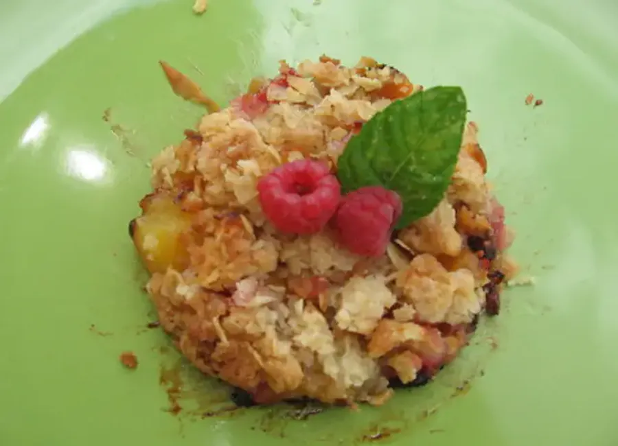 Crumble framboises, pêches, abricots