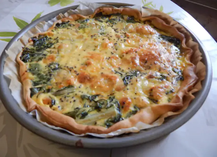 Tarte aux feuilles vertes de bettes et aux graines de sésame noir