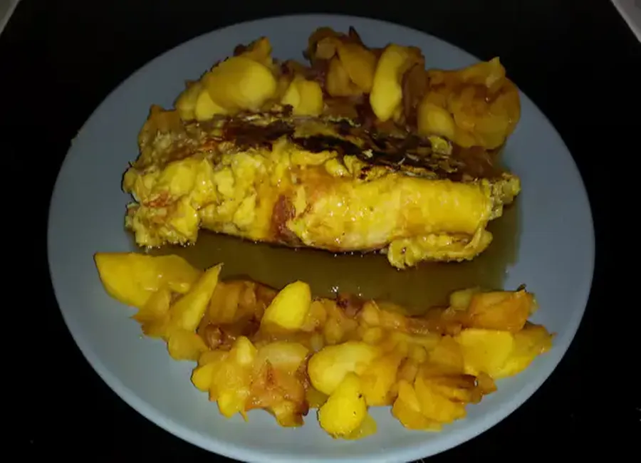Omelette sucrée et pommes caramélisées