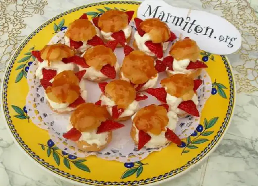 Choux garnis de chantilly et de fraises