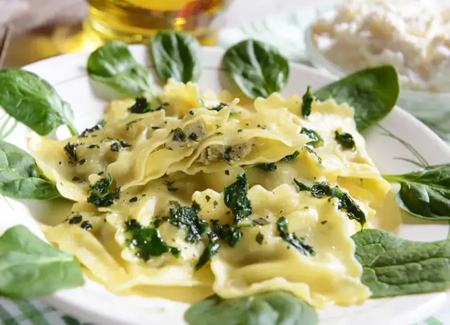 Raviolis aux fromages sur un lit d'épinards