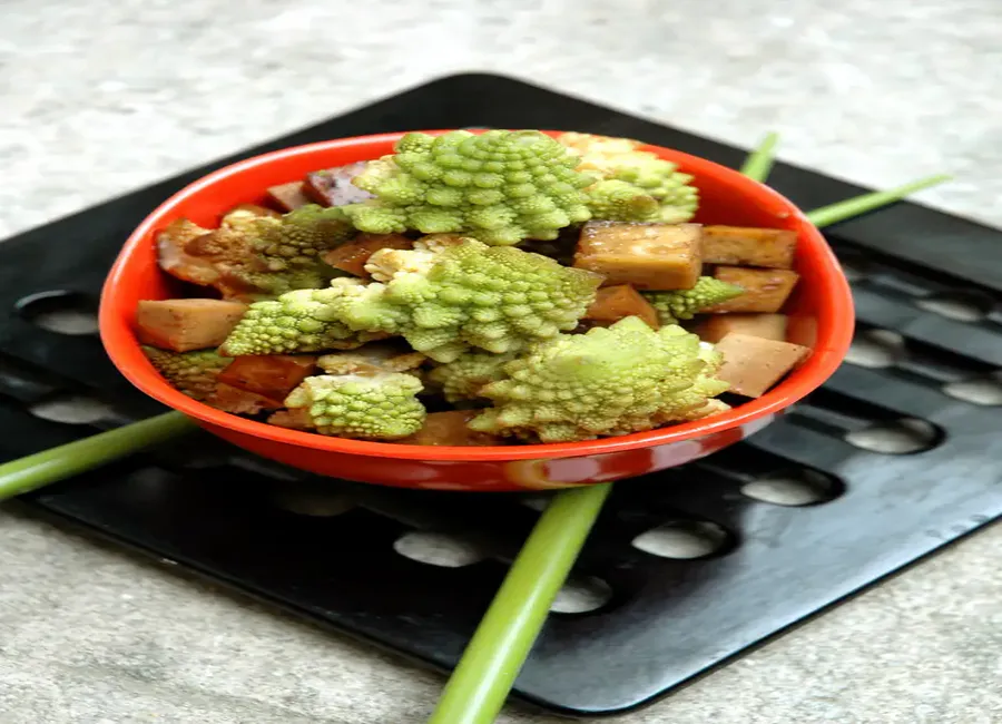 Wok chou romanesco tofu aux épices
