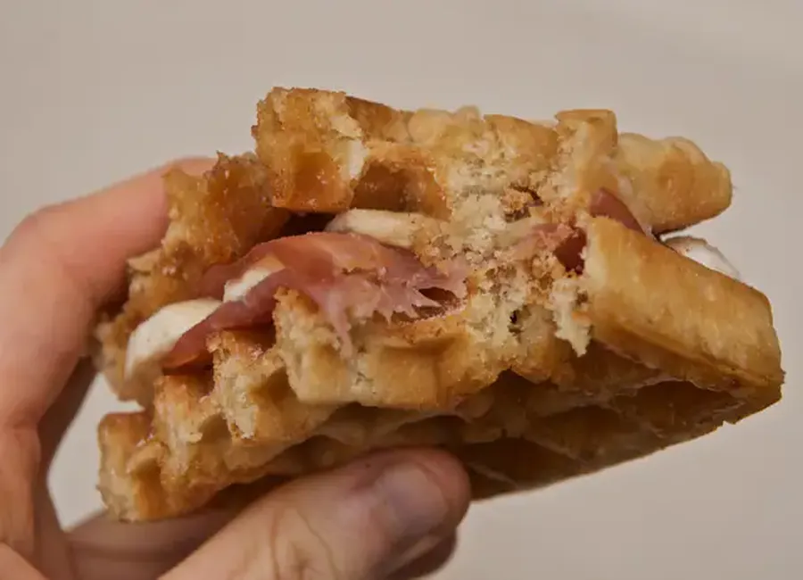 Gaufre brunch, bacon, banane et sirop d'érable