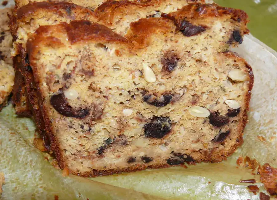 Cake aux tomates séchées, parmesan, olives et pignons