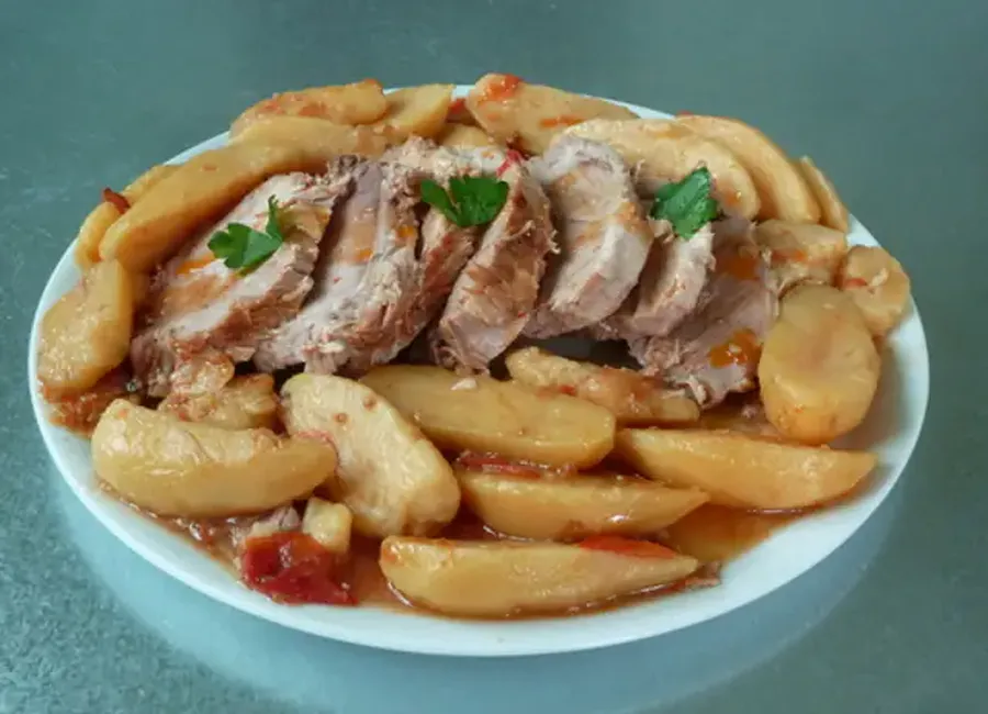 Rôti de porc à la tomate et aux pommes de terre