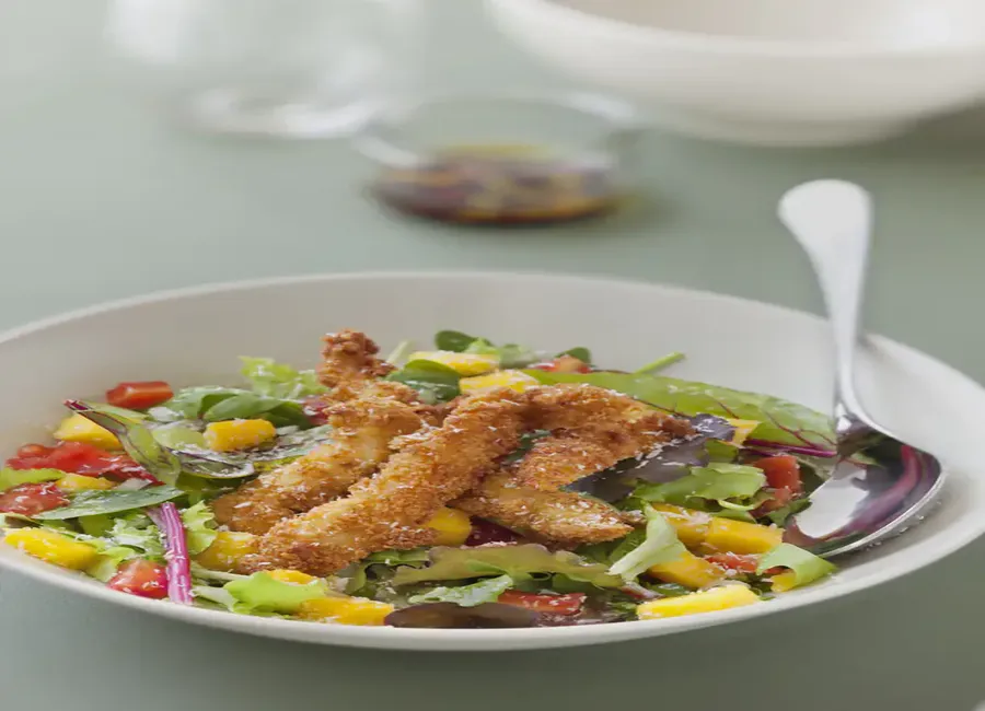 Salade au poulet épicé et croustillant