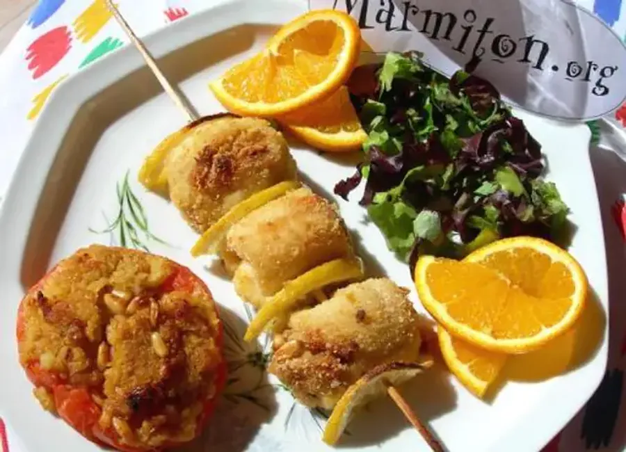Brochettes de poisson et tomates farcies
