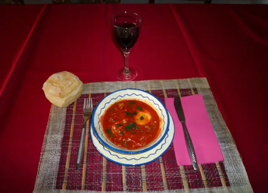 Oeufs pochés à la sauce tomate