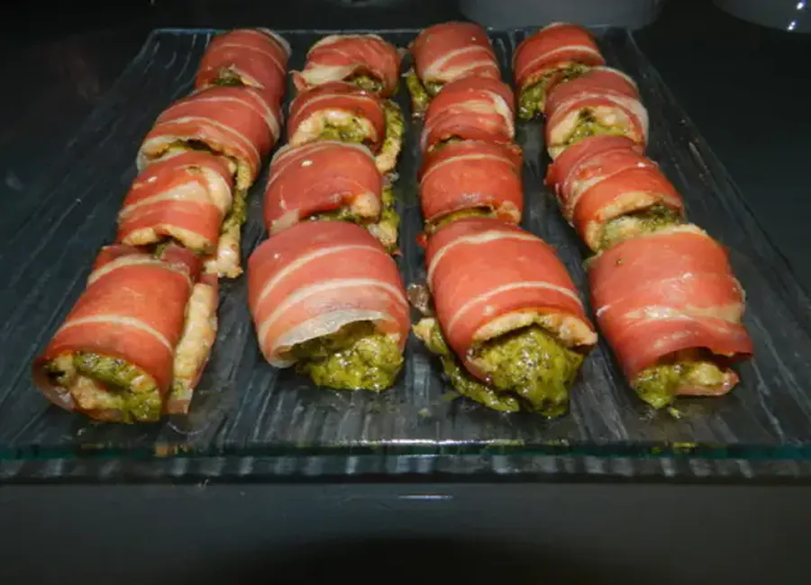 Roulé au jambon de parme, poulet et pesto