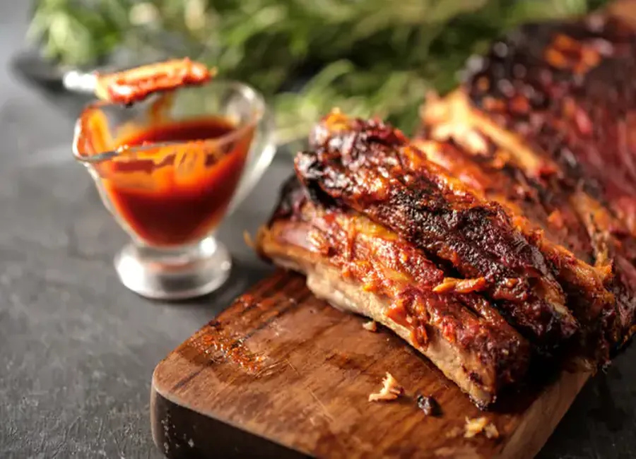 Plat de côtes de porc grillé