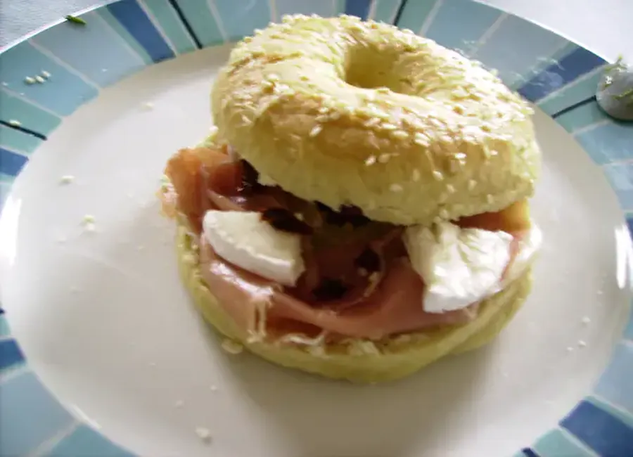 Bagel jambon italien-chèvre-tomates séchées