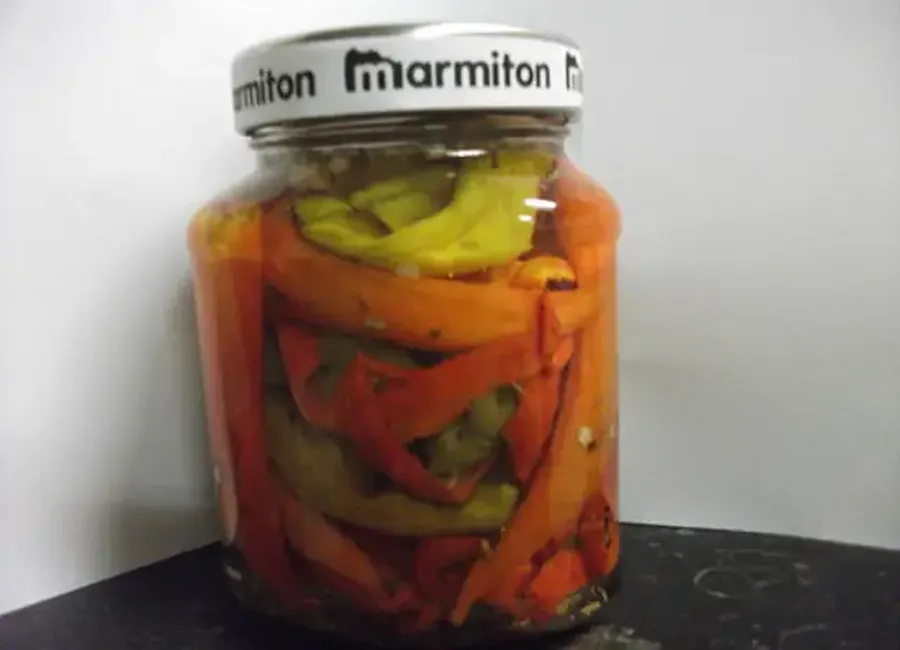 Conservation des piments au vinaigre et aux herbes aromatiques