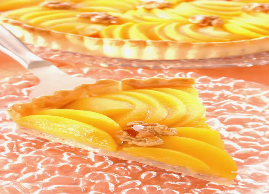 Tarte aux pêches sur crème de noix