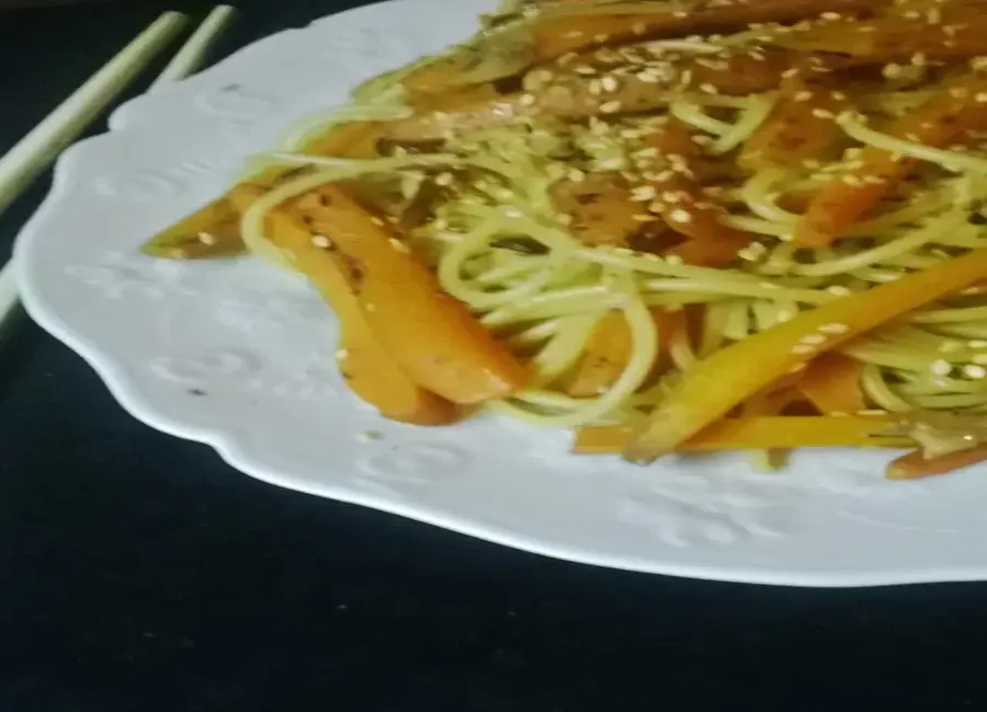 Nouilles sautées aux carottes et sésames facile