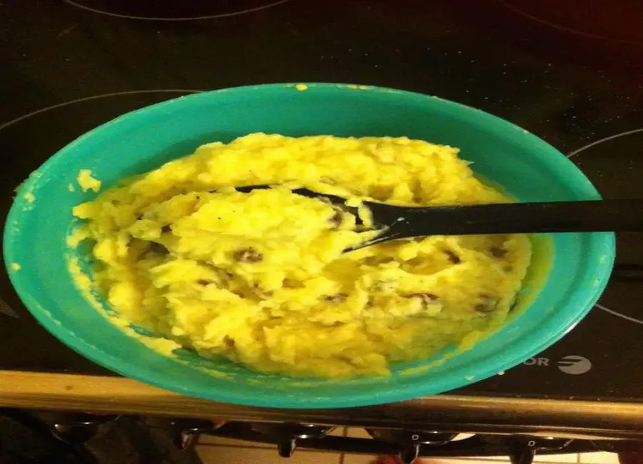 Purée de céleri-rave aux raisins épicés