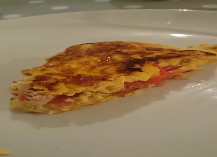 Omelette au thon, poivron et tomate