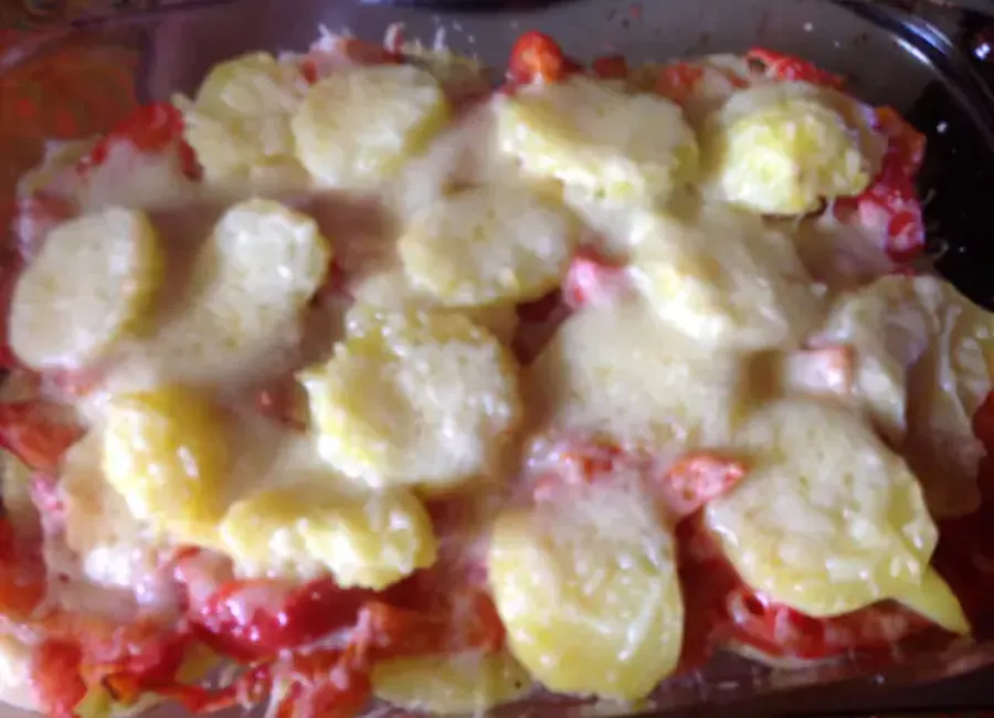 Gratin de pommes de terre, poivrons et tomates