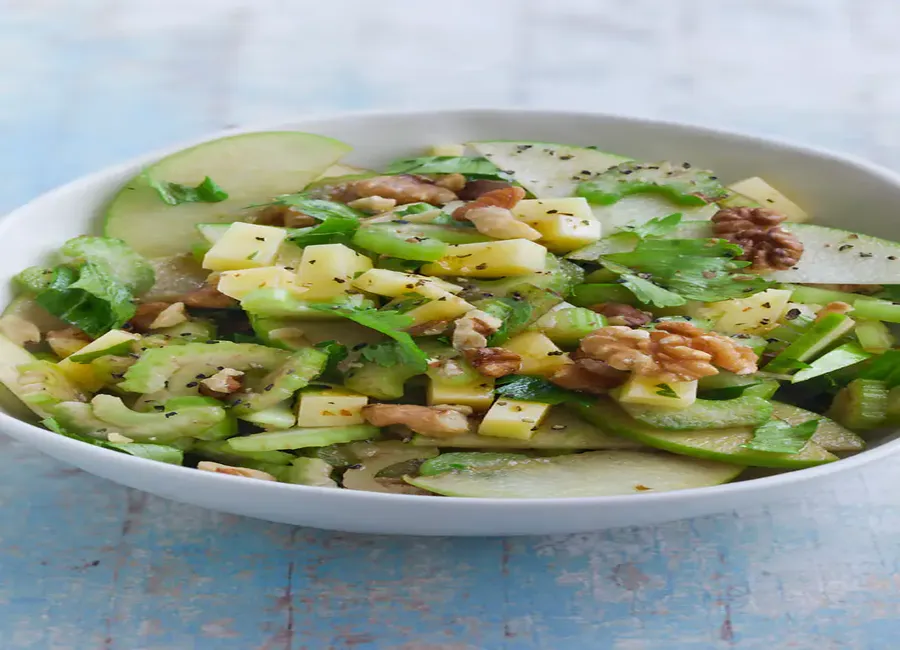 Salade de céleri branche, pommes, noix et dés de fromage