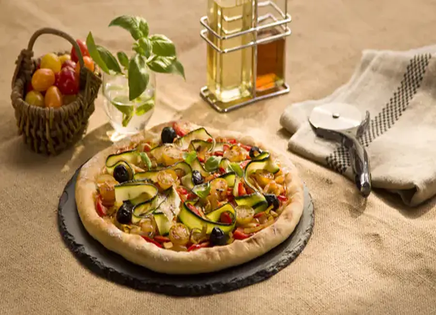 Pizza aux légumes d’été et olives sans gluten et lactose