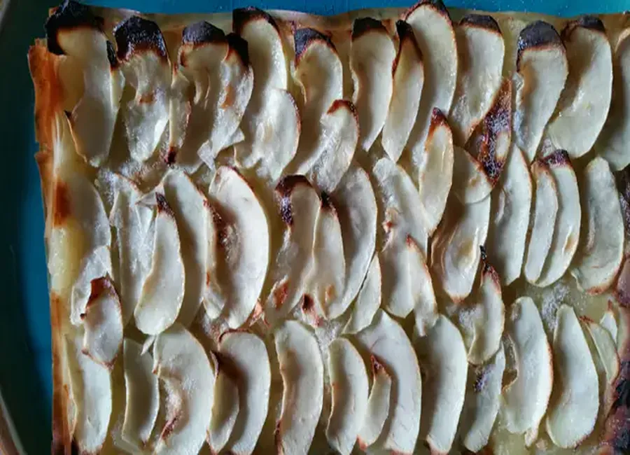 Tarte fine pommes rhubarbe sur feuilles filo