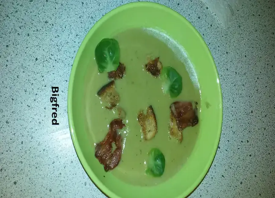 Velouté du jardin de choux de bruxelles au lard grillé et muscade