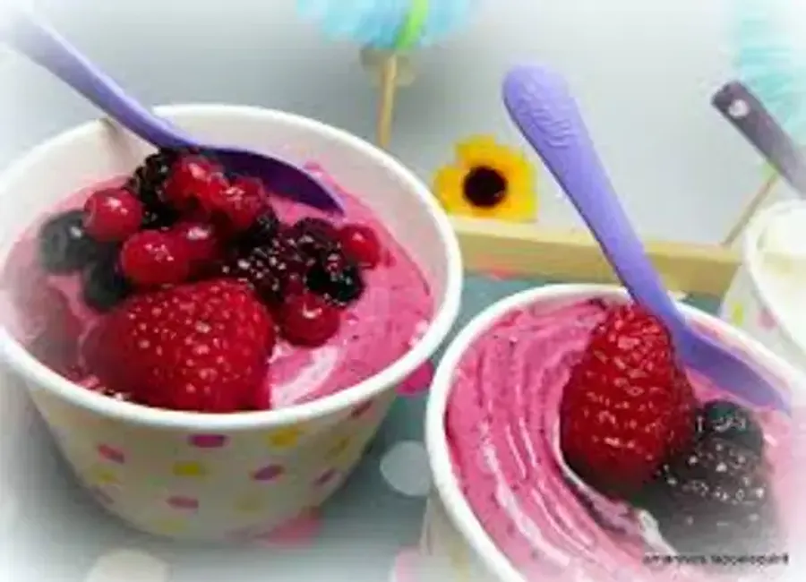 Glace au yaourt et aux framboises et coulis de framboise