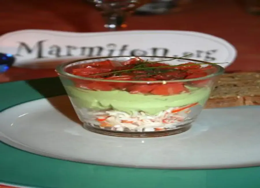 Petits verres d'avocat au saumon et à la feta