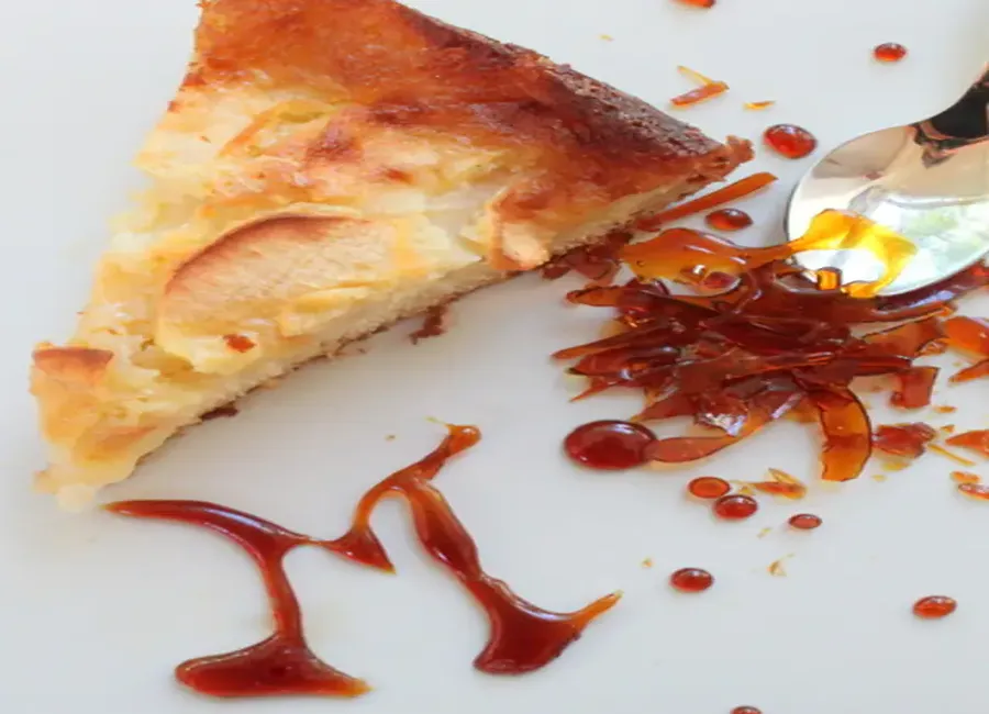 Gâteau aux pommes et au caramel salé