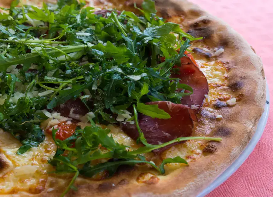 Bianca pizza roquette bresaola