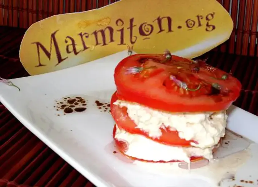 Mille feuilles de miettes de crabe à la tomate et à l'oeuf