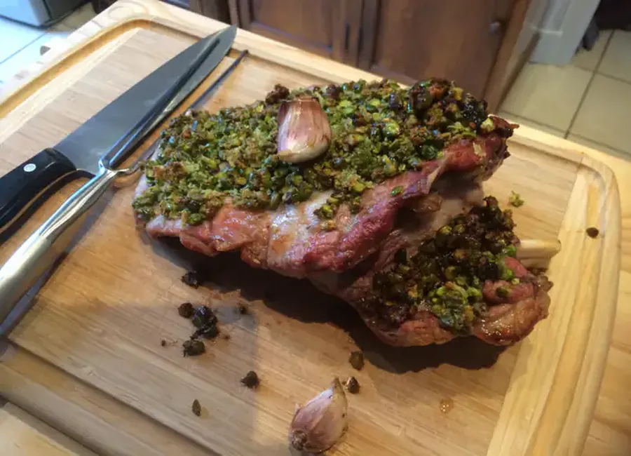 Epaule d'agneau en croûte de pistache